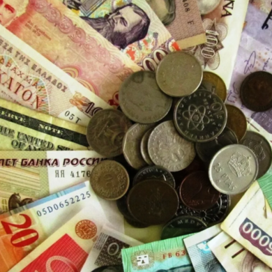 Крупные банки запретили переводы в валюте внутри РФ