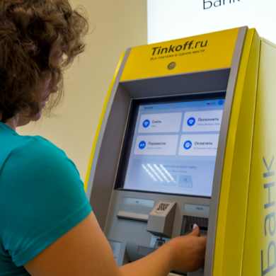 Тинькофф Банк, единственный в стране, запустил обмен валюты через банкоматы
